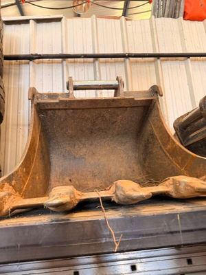 un gros bulldozer qui se trouve à l'intérieur d'un bâtiment
