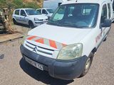 une camionnette blanche garée dans un parking