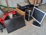 beaucoup de matériel informatique qui traîne par terre