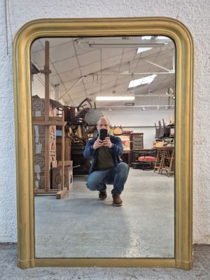 un homme se prenant en photo dans un miroir