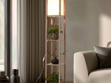 un salon avec un canapé et une lampe