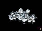 des diamants sur une surface noire avec un fond noir