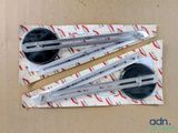 trois outils différents posés sur une feuille de papier