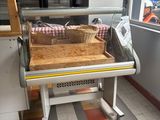 une table sur laquelle est posé un panier, dans un magasin