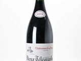 une bouteille de vin posée sur une table