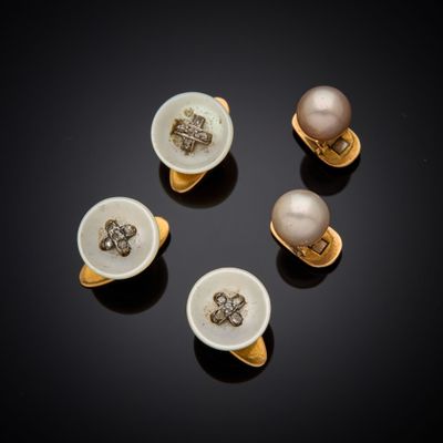 quatre anneaux ornés de perles et d'or sur un fond noir