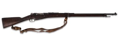 un fusil avec un canon en bois et une bretelle, sur fond blanc