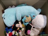 de nombreuses peluches rassemblées dans une boîte en carton