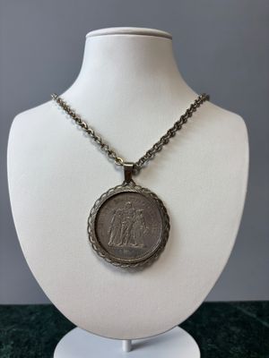 Pendentif en argent 950 millièmes centrée d'une pièce de 50 …