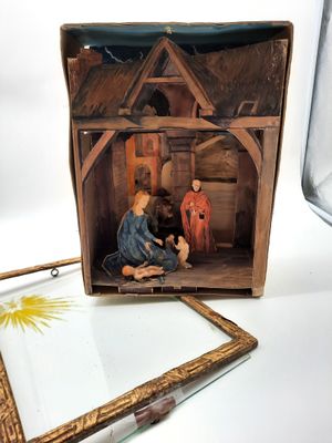 une petite boîte contenant une image représentant une crèche