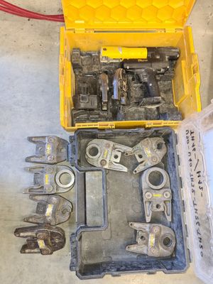 une boîte à outils qui contient tout un tas d'outils