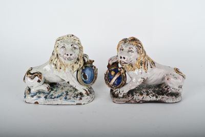 MALICORNE ? Paire de lions tenant des blasons en faïence pol… - Photo 1