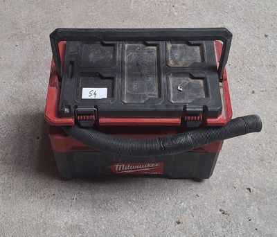 une boîte à outils rouge et noire à laquelle est fixé un tuyau