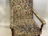une vieille chaise recouverte d'un tissu à motifs floraux, recouverte, recouverte, recouverte, recouverte, recouverte, recouverte, recouverte, recouverte, recouverte