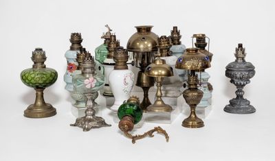 de nombreux vases en verre de différents types sur la table