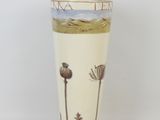 un vase sur lequel est représenté un champ de fleurs