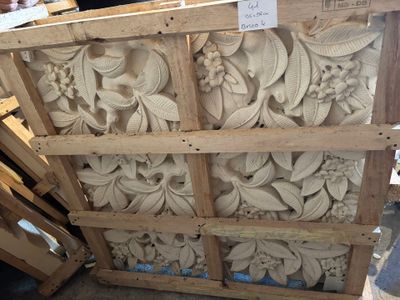 une caisse en bois ornée de nombreuses sculptures