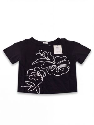 un t-shirt noir orné de fleurs blanches
