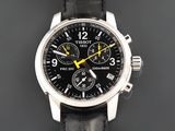 gros plan d'une montre sur une surface noire