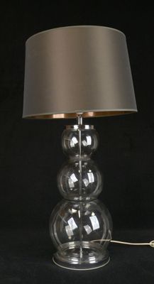 l'image d'une lampe posée sur une table