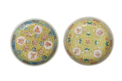CHINE, XXe Paire de petites assiettes en porcelaine à décor …