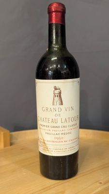une bouteille de vin rouge posée sur une table en bois