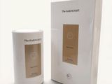 conception d'un emballage représentant une bougie dans une boîte blanche et une bougie blanche dans une boîte blanche sur fond blanc