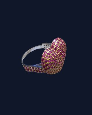 un gros plan d'une bague rose et dorée sur fond noir