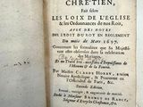 un vieux livre écrit posé sur une table
