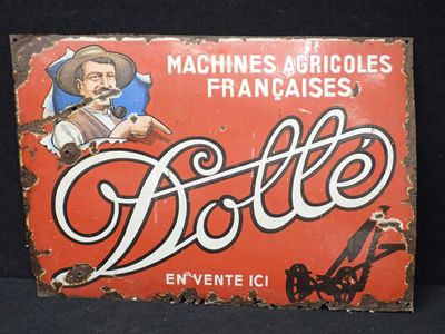 une vieille enseigne en tôle représentant une bouteille de bière sur fond noir