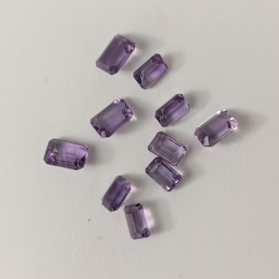 perles d'améthorate violettes sur un fond blanc
