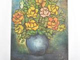 une peinture de fleurs dans un vase bleu sur une table