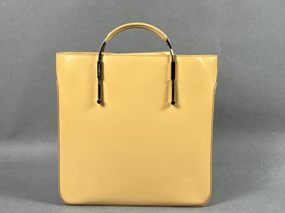 LANCEL, Paris. Sac à main en box glacé de couleur vanille, à…