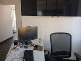 un bureau équipé d'un ordinateur et d'un moniteur