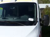 une camionnette blanche avec un autocollant jaune sur le côté