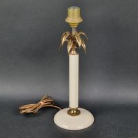 Pied de lampe dit "Kouffra" en bois laqué et métal doré en f…