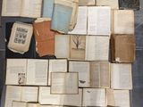 un grand nombre de livres posés sur le sol