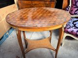 une petite table et deux chaises sur le trottoir