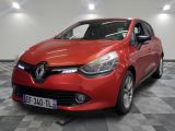 la voiture rouge est garée dans le garage sur le sol en damier
