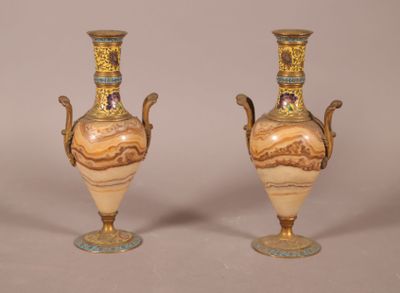paire de vases munis d'anses, ornés de motifs dorés et bleus