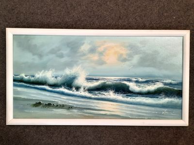 une peinture à l'huile représentant des vagues qui se brisent sur la plage, avec un ciel nuageux en arrière-plan
