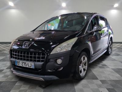 la photo d'une petite voiture noire garée dans un garage