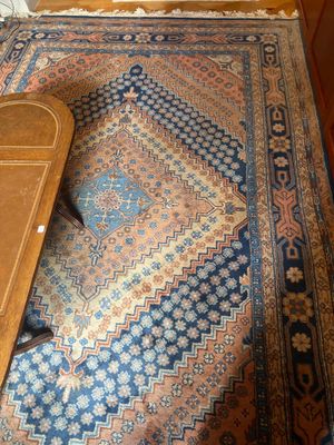 un tapis posé à même le sol, à côté d'une table en bois