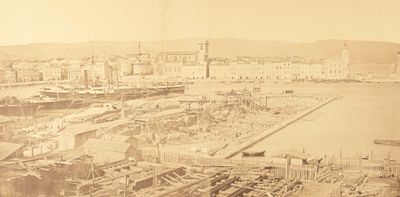 une vieille photo d'un port avec des bateaux dessus