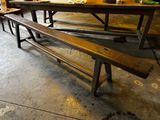 un long banc en bois placé à côté d'une table dans une pièce