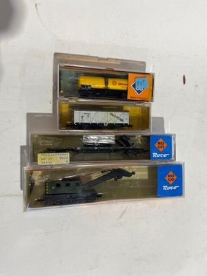 trois petits trains posés les uns sur les autres sur une table