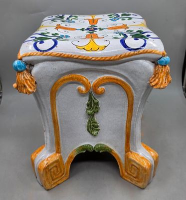 un tabouret blanc et orange orné de motifs bleus et jaunes