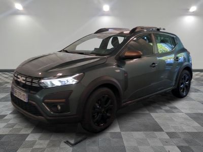 la voiture grise est garée dans le garage sur un sol en damier