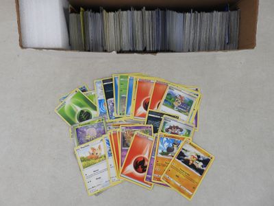 beaucoup de cartes dans une boîte posée par terre