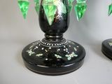 deux vases décorés de feuilles vertes